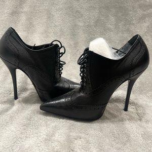 Gucci Black Brogue And Textured Leather Gia Pointed Toe Lace Up Ankle Booties